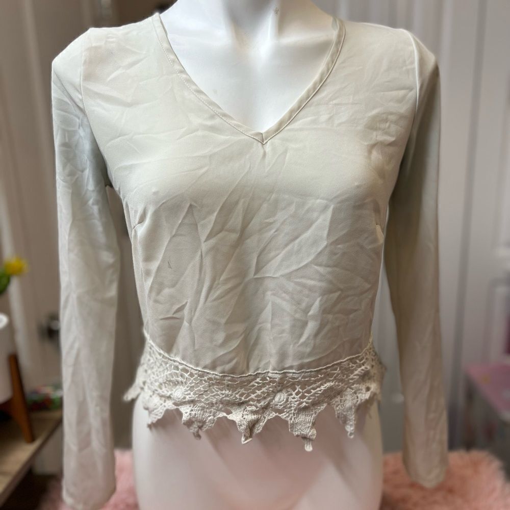 White top - Picture 1 of 4